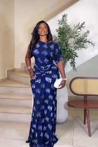 Langes Kleid in Marineblau mit Federprint und Raffung