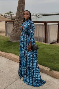 Blaues Batik-Maxi-Kleid mit Knopfleiste vorne im modernen Stil