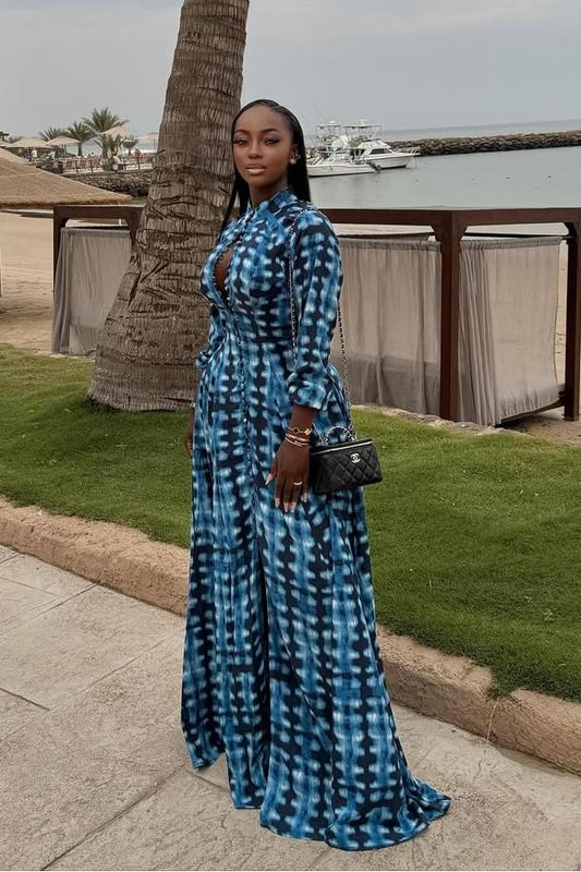 Blaues Batik-Maxi-Kleid mit Knopfleiste vorne im modernen Stil