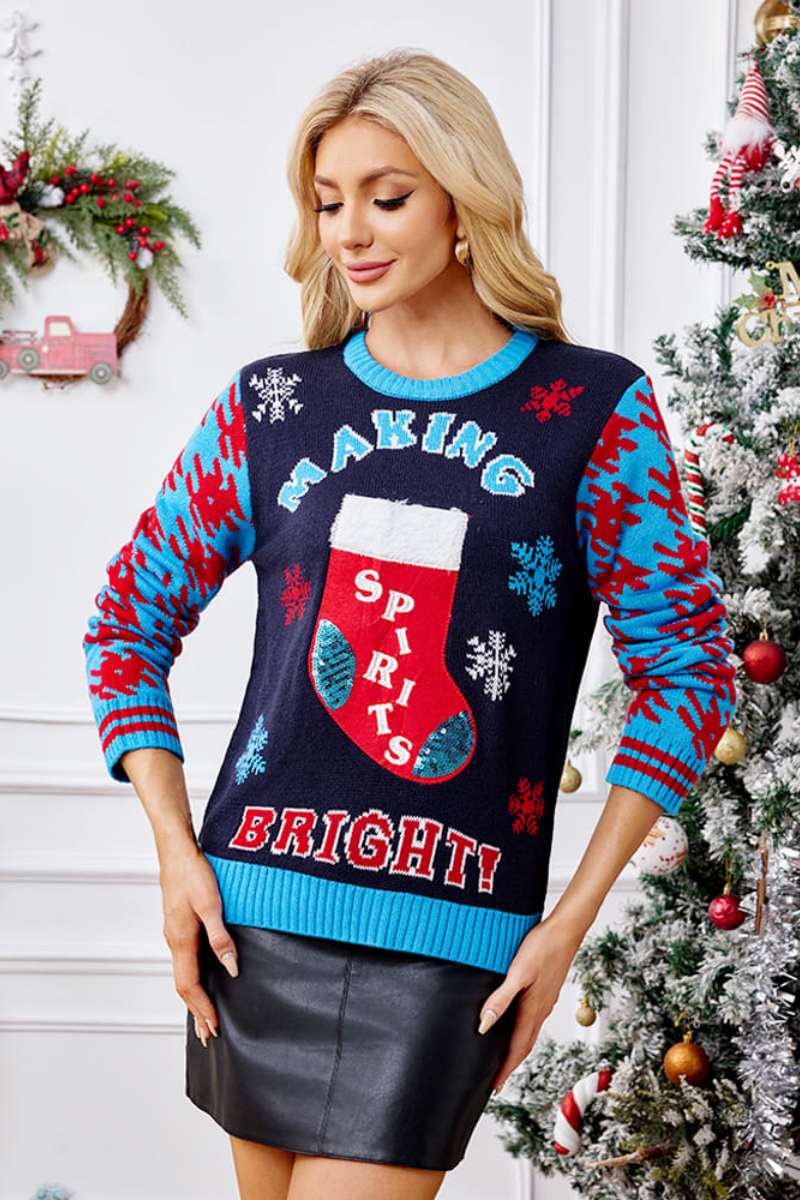 Lässiger Pullover aus Strick mit Weihnachtssocken und Stickerei
