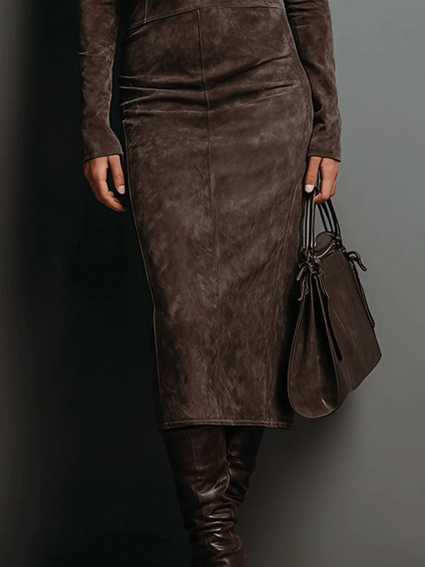 Kleid in Midi-Länge aus Wildleder mit hohem Kragen und langen Ärmeln