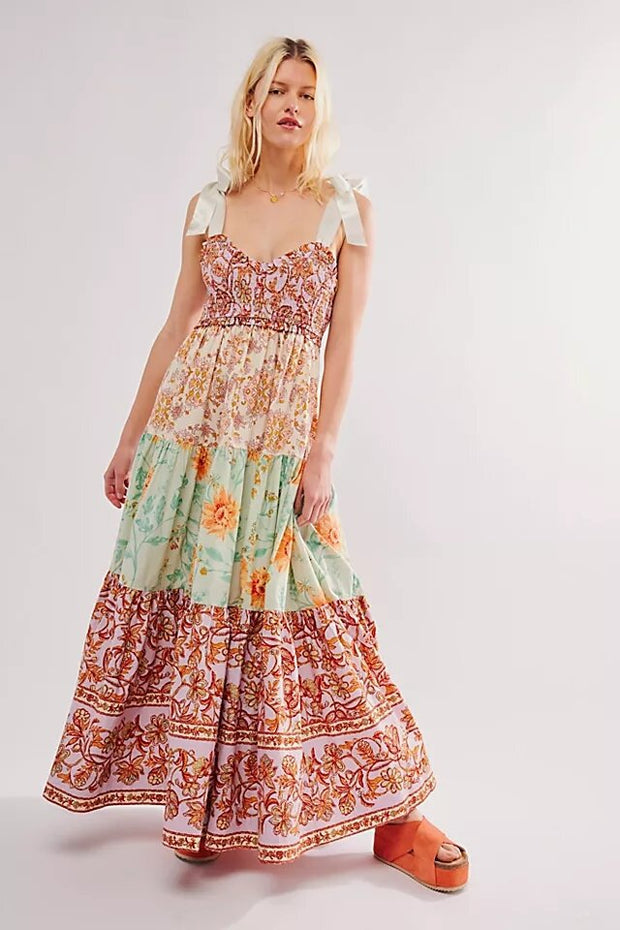Maxikleid mit Stufen und Blumenmuster, Schleifenband