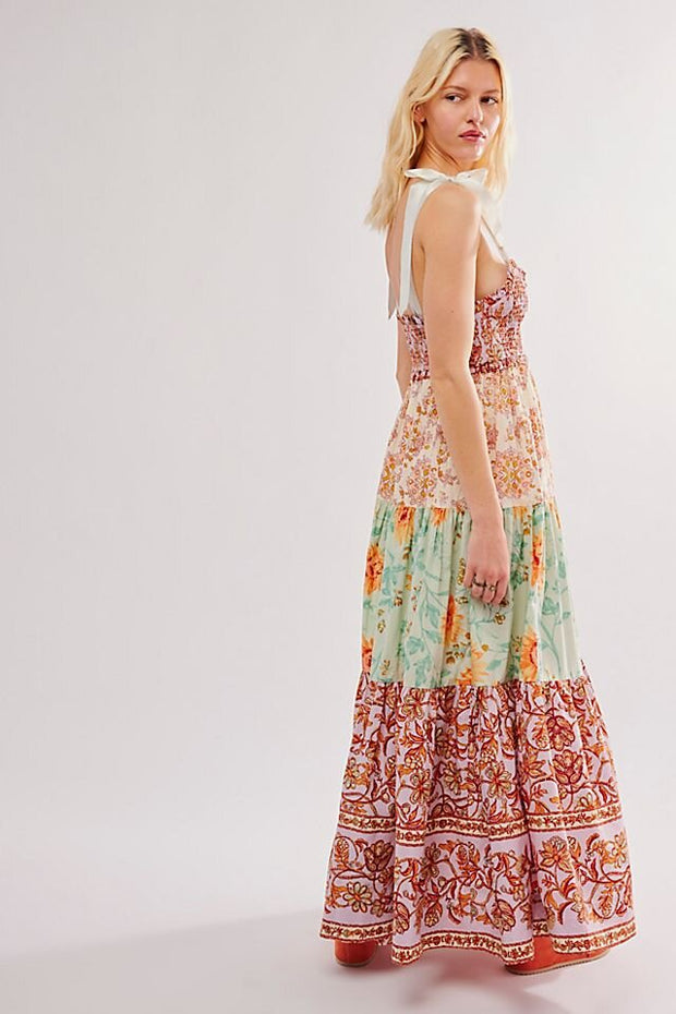 Maxikleid mit Stufen und Blumenmuster, Schleifenband