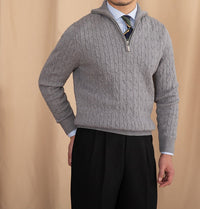 Pullover mit Zopfmuster, offenem Kragen und kurzem Reißverschluss