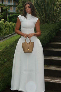 Minimalistisches Langes Kleid mit hohem Kragen und skulpturaler Form