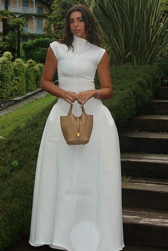 Minimalistisches Langes Kleid mit hohem Kragen und skulpturaler Form