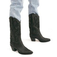 Bestickte Westernstiefel mit spitz zulaufender Spitze und dickem Absatz im modernen Stil