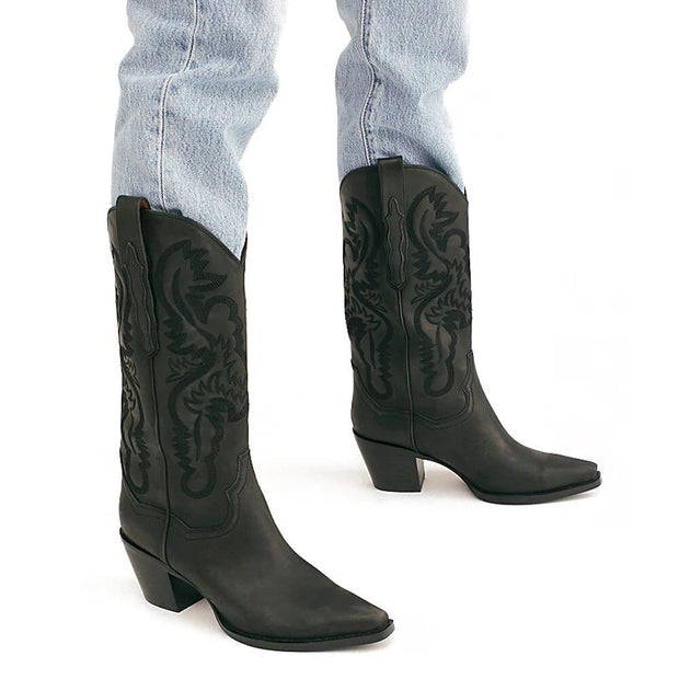 Bestickte Westernstiefel mit spitz zulaufender Spitze und dickem Absatz im modernen Stil