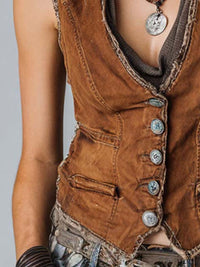 Waschbare Karamell-Denim-Weste mit Messingknopf-Naht im modernen Stil
