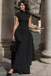 Minimalistisches Langes Kleid mit hohem Kragen und skulpturaler Form