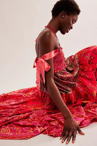 Maxikleid mit Stufen und Blumenmuster, Schleifenband
