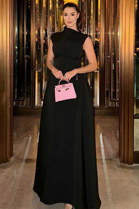 Minimalistisches Langes Kleid mit hohem Kragen und skulpturaler Form