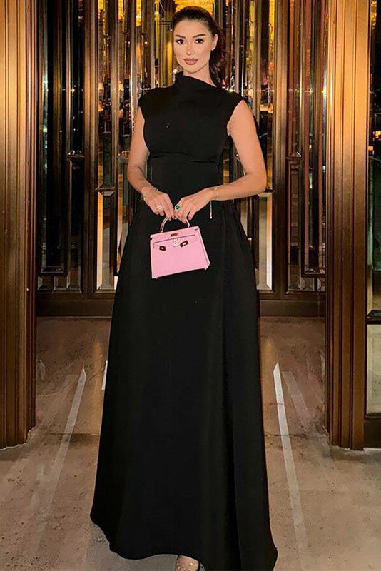 Minimalistisches Langes Kleid mit hohem Kragen und skulpturaler Form