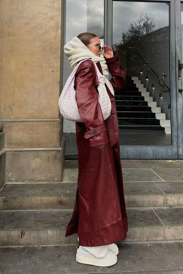 Lederjacke im City-Chic mit Taillengürtel im modernen Stil