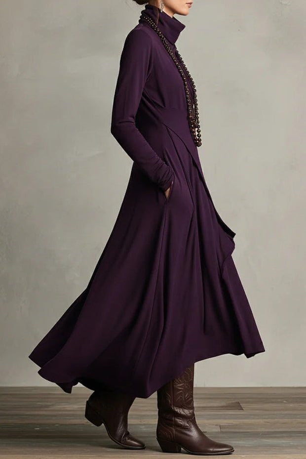 Lila Langes Kleid mit hohem Kragen und asymmetrischen Falten
