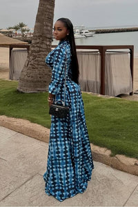 Blaues Batik-Maxi-Kleid mit Knopfleiste vorne im modernen Stil