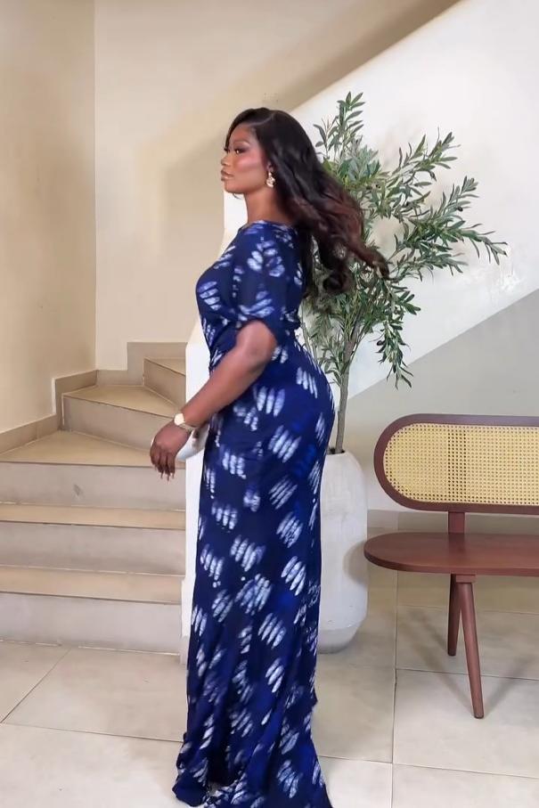 Langes Kleid in Marineblau mit Federprint und Raffung