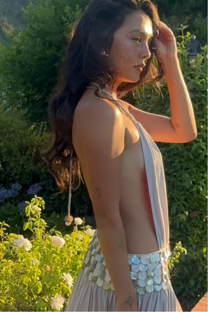 Schimmerndes Neckholder-Maxikleid mit Hohlem und Pailletten