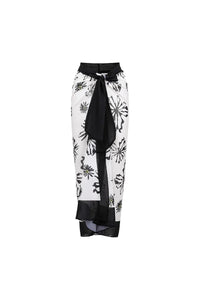 Bikini-Set mit weißem Blumenmuster und Besatz im modernen Stil