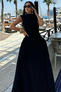 Minimalistisches Langes Kleid mit hohem Kragen und skulpturaler Form