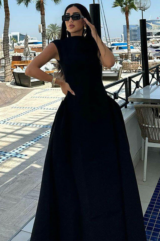 Minimalistisches Langes Kleid mit hohem Kragen und skulpturaler Form