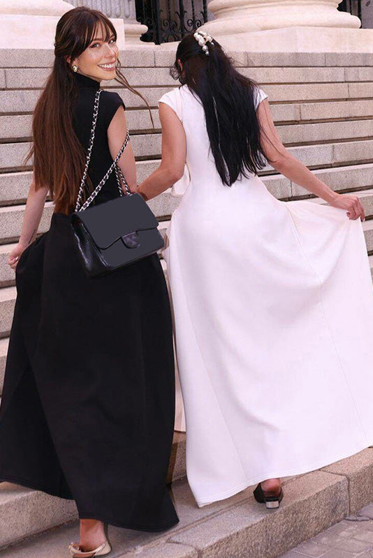 Minimalistisches Langes Kleid mit hohem Kragen und skulpturaler Form
