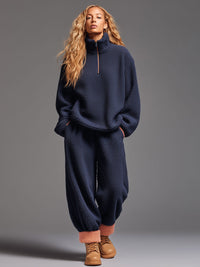 Lässiges Sportset aus marineblauem Polar-Fleece mit halbem Reißverschluss und Sweatshirt-Hose im modernen Stil