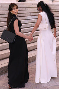 Minimalistisches Langes Kleid mit hohem Kragen und skulpturaler Form