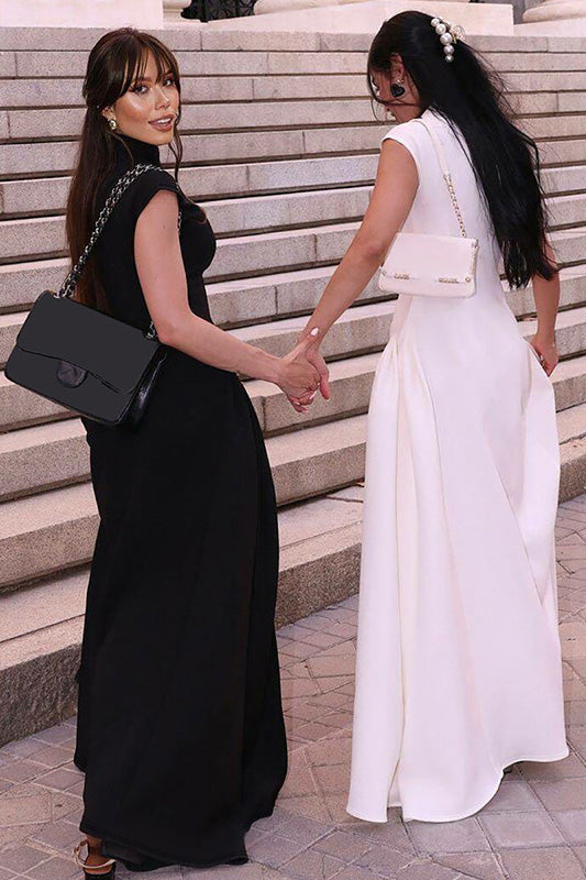 Minimalistisches Langes Kleid mit hohem Kragen und skulpturaler Form