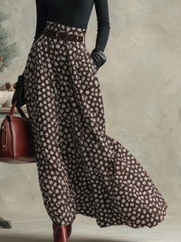 Elegantes Retro-Set mit schwarzem Rollkragenoberteil und braunem Rock mit Schneeflockenmuster im modernen Stil