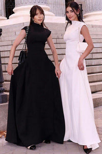 Minimalistisches Langes Kleid mit hohem Kragen und skulpturaler Form