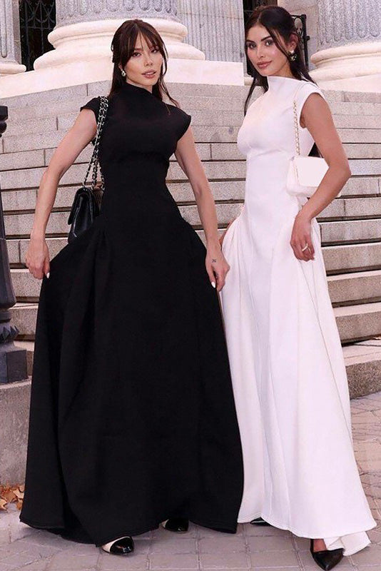 Minimalistisches Langes Kleid mit hohem Kragen und skulpturaler Form