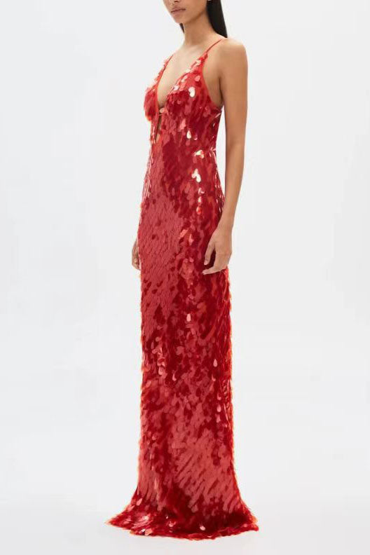 Glänzendes Kleid mit dünnen Trägern im modernen Stil
