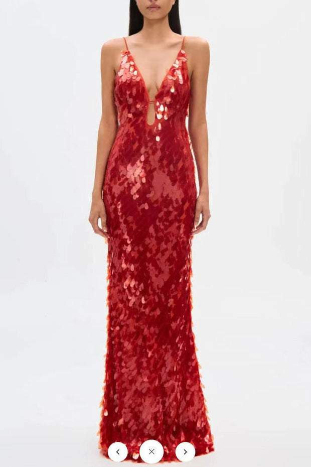 Glänzendes Kleid mit dünnen Trägern im modernen Stil