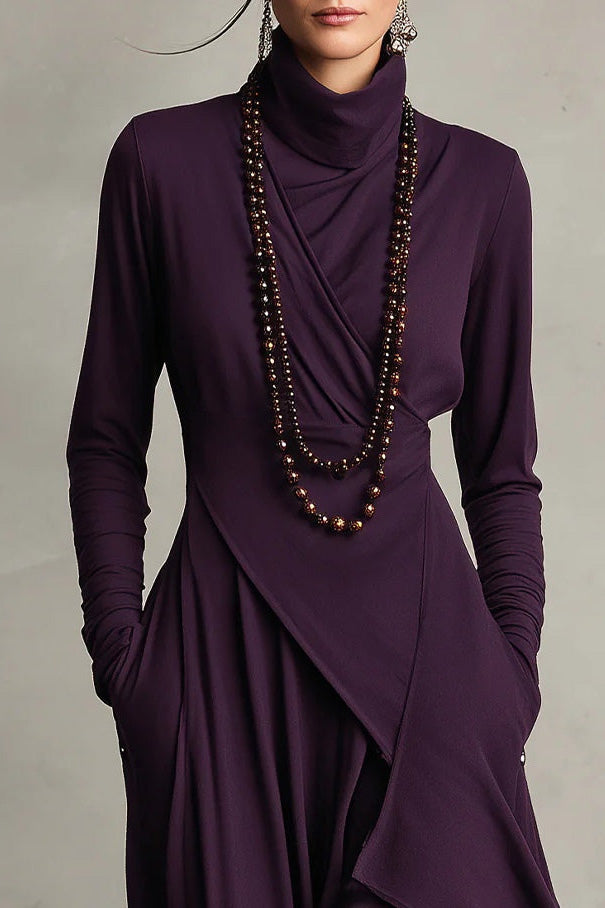 Lila Langes Kleid mit hohem Kragen und asymmetrischen Falten