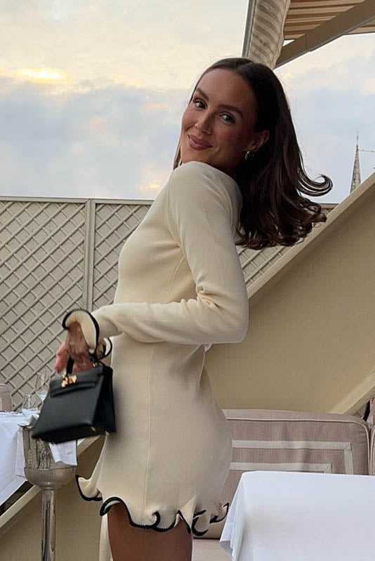 Französisch inspirierte Strick-Kurzes Kleid mit Rüschensaum