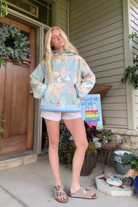 Bunte Kapuzenjacke mit gestepptem Blumen-Patchwork-Muster im modernen Stil