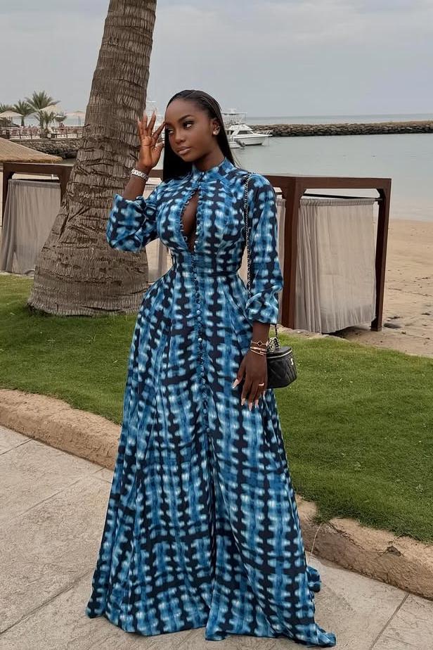 Blaues Batik-Maxi-Kleid mit Knopfleiste vorne im modernen Stil
