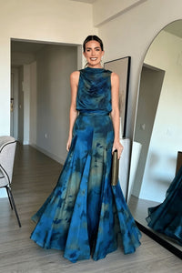 Elegantes cremefarbenes plissiertes Maxikleid