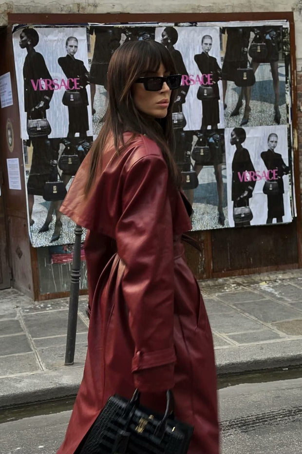 Lederjacke im City-Chic mit Taillengürtel im modernen Stil