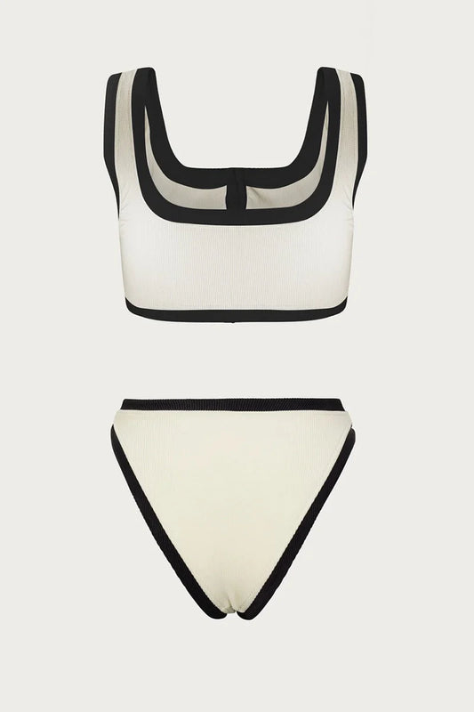 Eleganter zweiteiliger Badeanzug mit kontrastierenden Knopfdetails im modernen Stil