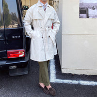 Trenchcoat mit doppelreihigem Schnitt und Gürtel