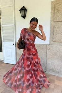 Langes Kleid mit Batikmuster und einem schulterfreien Träger