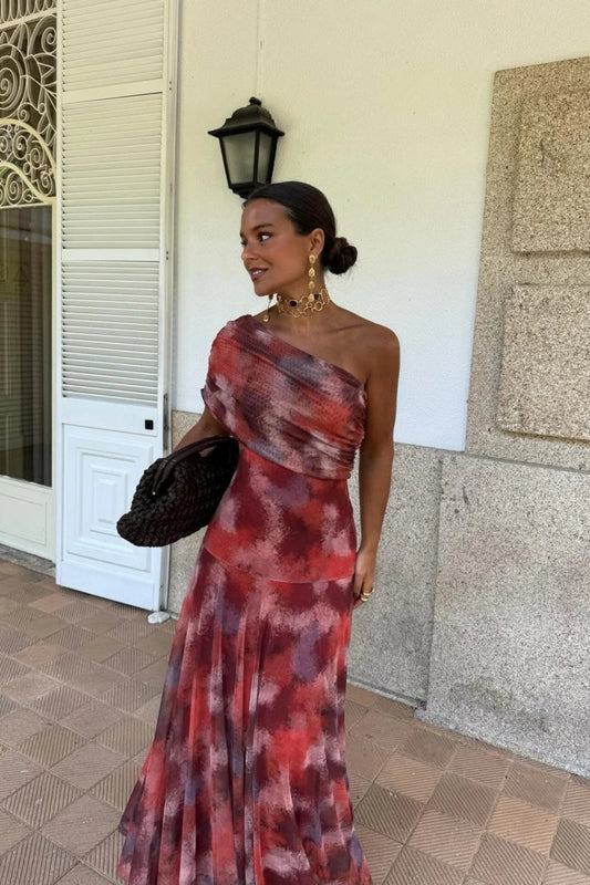 Langes Kleid mit Batikmuster und einem schulterfreien Träger
