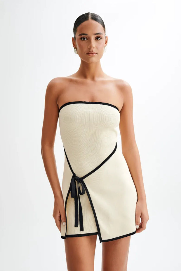 Trägerloses, asymmetrisches Mini-Strickkleid „Joanna“ im modernen Stil