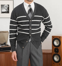 Strickjacke aus Wollmischung mit Streifenmuster