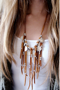 Boho Wildleder-Münzen-Perlen-Quasten-Halskette im modernen Stil