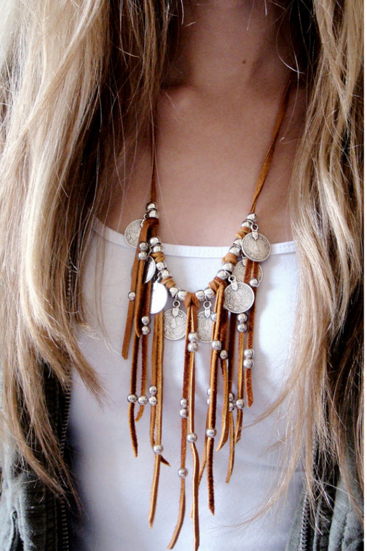 Boho Wildleder-Münzen-Perlen-Quasten-Halskette im modernen Stil