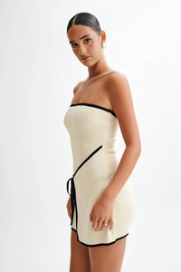 Trägerloses, asymmetrisches Mini-Strickkleid „Joanna“ im modernen Stil