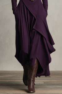 Lila Langes Kleid mit hohem Kragen und asymmetrischen Falten